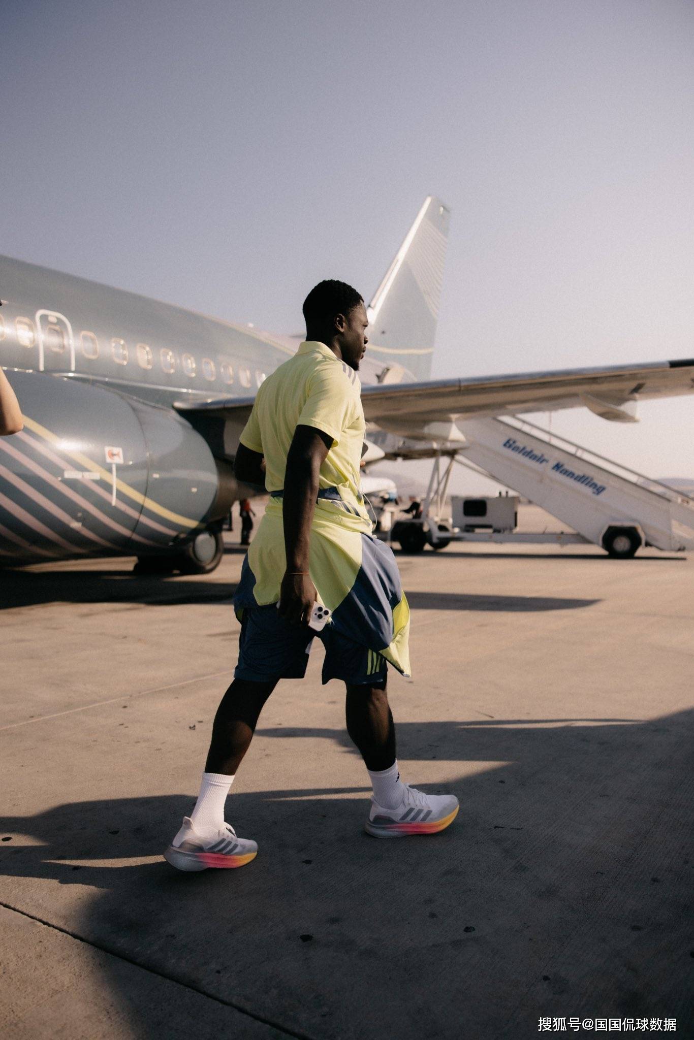 关于荷甲倒计时，山东泰山赛前防线松动，细节引发关注，更衣室稳定，身体对抗强度拉满的信息